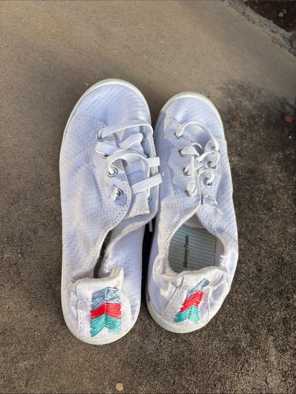 Time and tru canvas shoe! Women’s 6